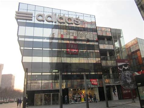 adidas shops in de buurt.